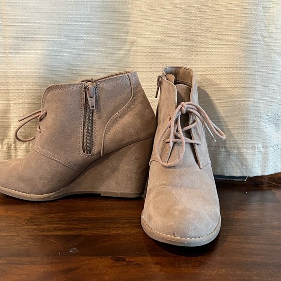 COPY - Universal Thread Wedge Heel Ankle Boot Color/Taupe Size/W7 Microsuede - Picture 3 of 6